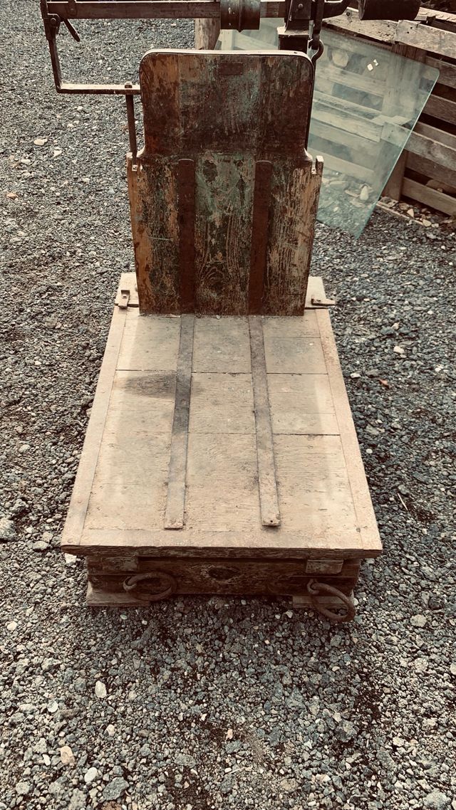 Antigua báscula de pesaje base madera