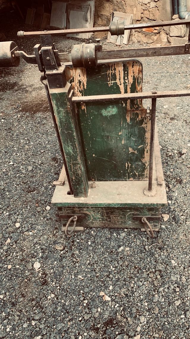 Antigua báscula de pesaje base madera