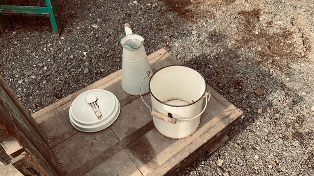 Brocca e secchio smaltati antichi