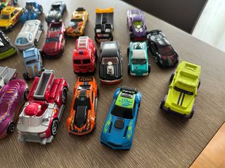 Lotto 20 di macchinine giocattolo Hot Wheels