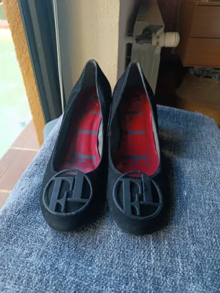 Zapatos de tacón negros con logo