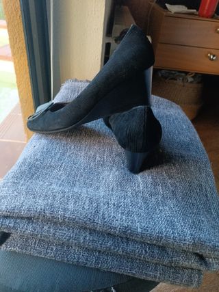 Zapatos de tacón negros con logo