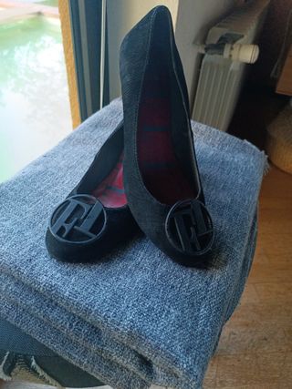 Zapatos de tacón negros con logo