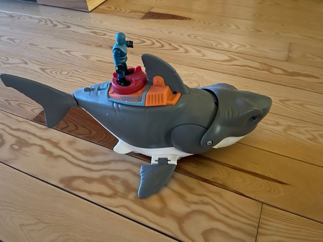 Tiburón articulado con figura