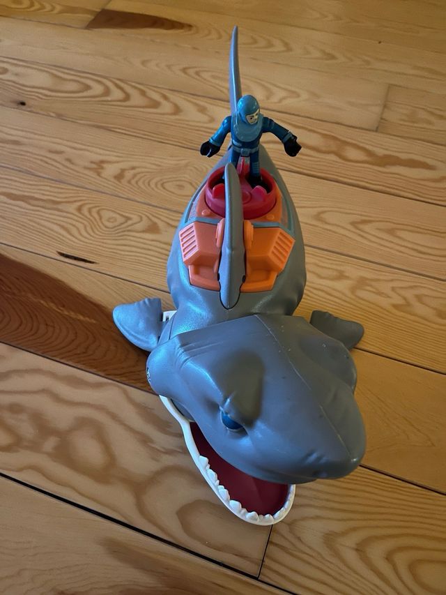 Tiburón articulado con figura