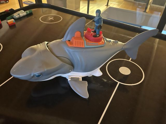 Tiburón articulado con figura