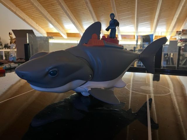 Tiburón articulado con figura