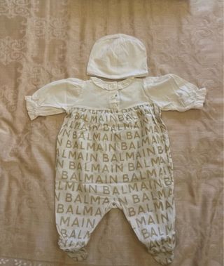 Tutina e cappellino Balmain neonata