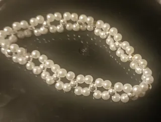 Pulsera de perlas y cuentas plateadas