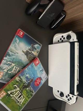 Nintendo Switch OLED - Bianco e Nero con 2 giochi