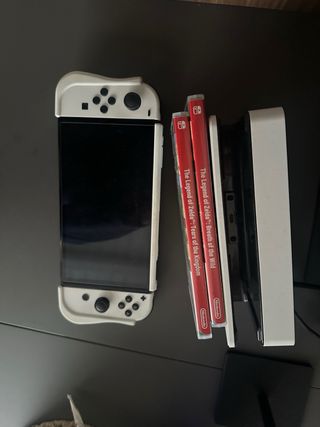Nintendo Switch OLED - Bianco e Nero con 2 giochi