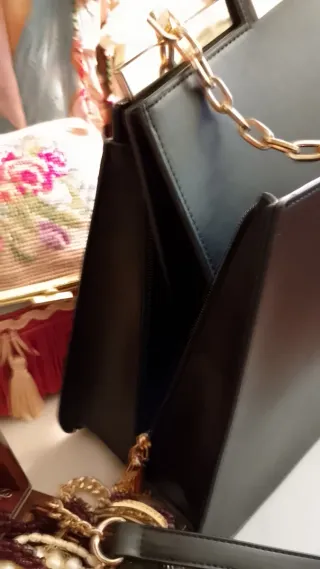 Due borse vintage nere con dettagli oro