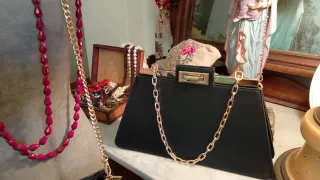 Due borse vintage nere con dettagli oro