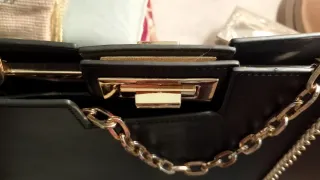 Due borse vintage nere con dettagli oro