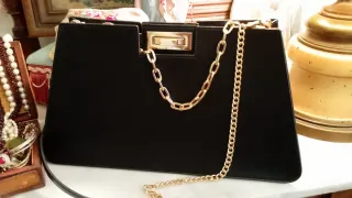 Due borse vintage nere con dettagli oro