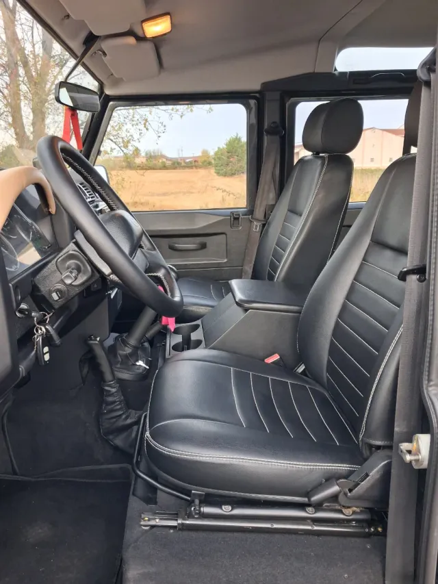 Land Rover Defender 2010