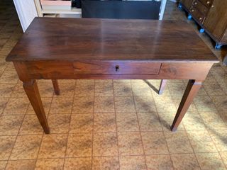 Scrivania in legno con cassetto