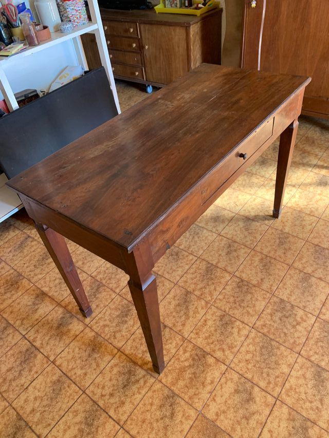 Scrivania in legno con cassetto