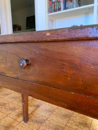 Scrivania in legno con cassetto