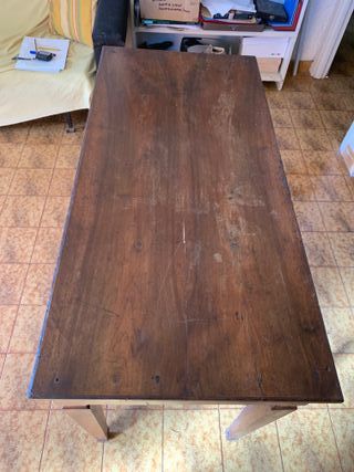 Scrivania in legno con cassetto