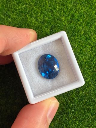 Spinello blu 8.05 ct taglio Ovale certificato