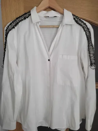 Camisa blanca con detalles negros