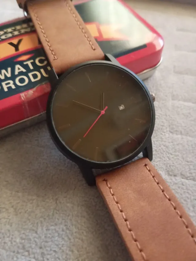 Orologio da polso nero con cinturino marrone