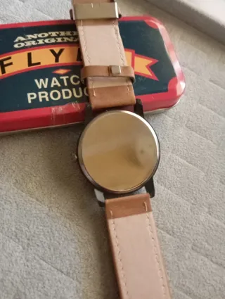 Orologio da polso nero con cinturino marrone