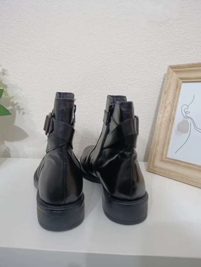 Dos pares de botines negros 