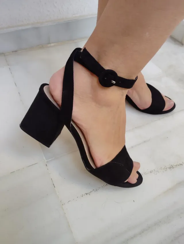 Sandalias tacón medio negras