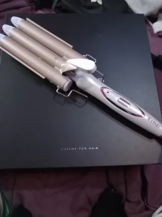 Plancha pelo ondas Kemei dorada y blanca