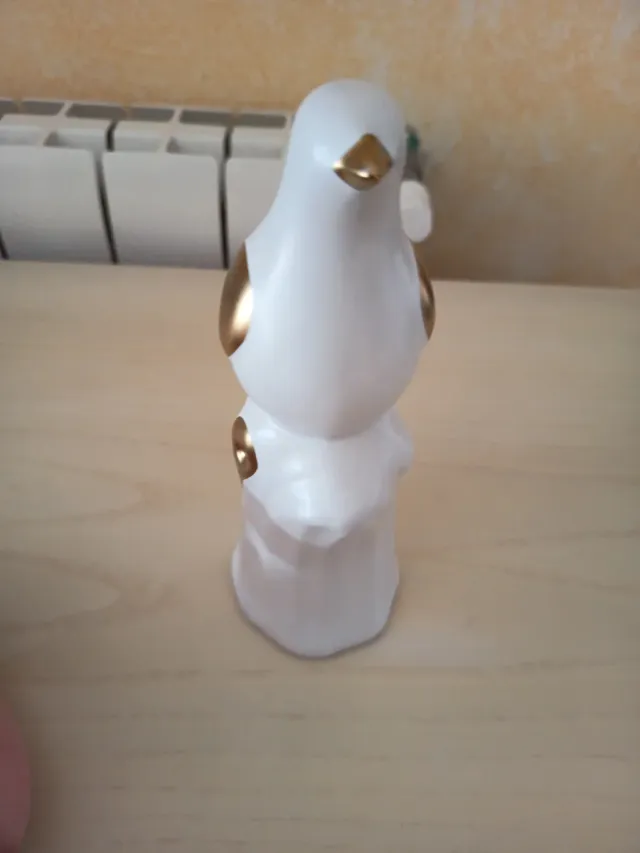 Figura pájaro cerámica blanco y dorado
