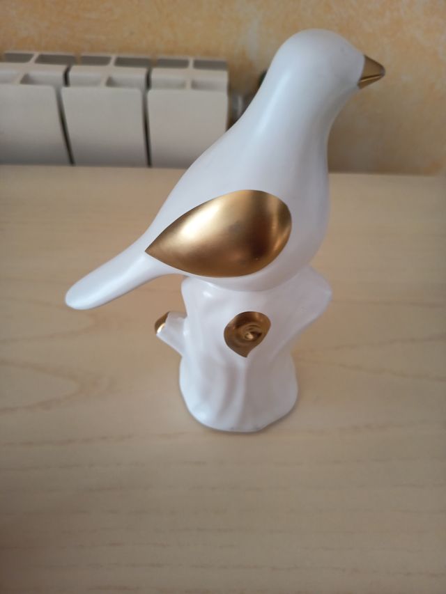 Figura pájaro cerámica blanco y dorado