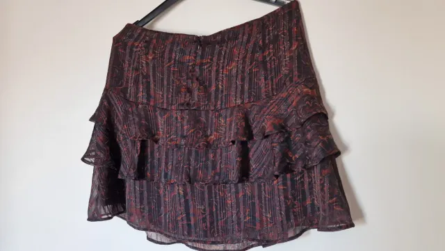 Falda IKKS volantes estampada negro y rojo.