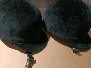 Dos cascos de hípica