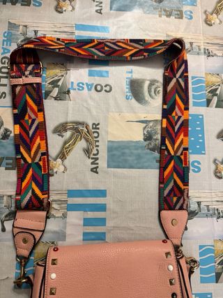 Pochette rosa con tracolla colorata