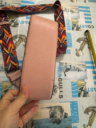Pochette rosa con tracolla colorata