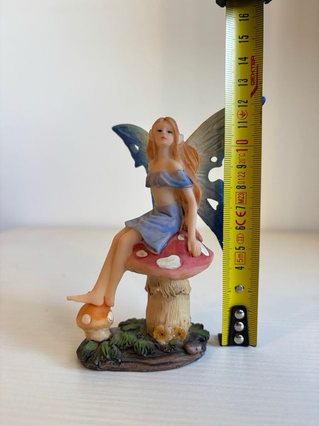 Fatina blu seduta su fungo