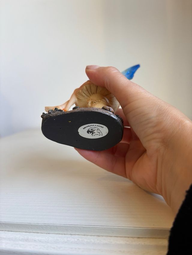 Fatina blu seduta su fungo