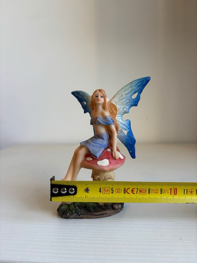 Fatina blu seduta su fungo