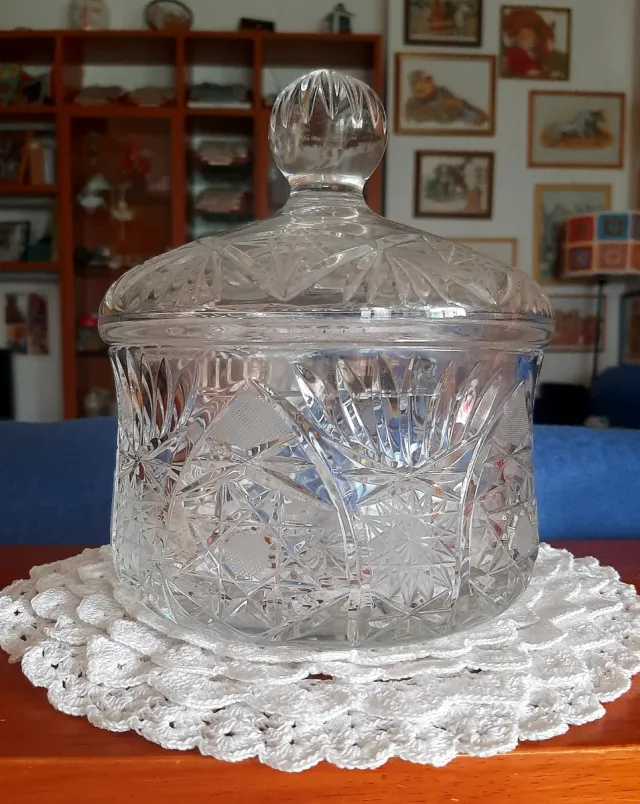 Contenitore in cristallo inciso