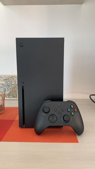 Xbox Series X con due Controller