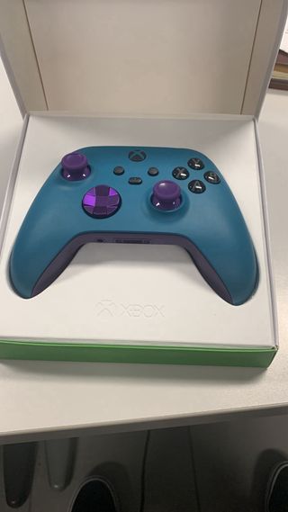 Xbox Series X con due Controller