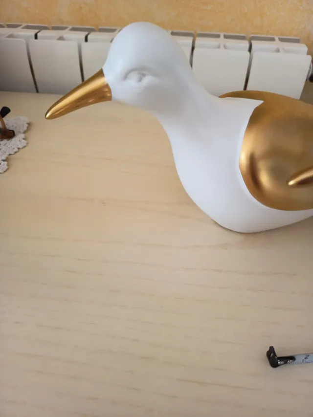 Palomas decorativas blancas y doradas