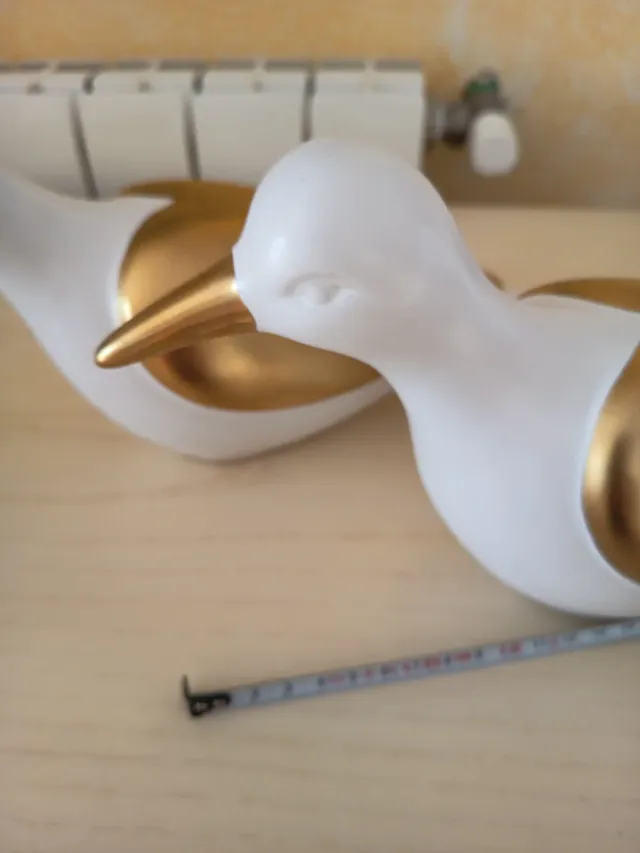 Palomas decorativas blancas y doradas