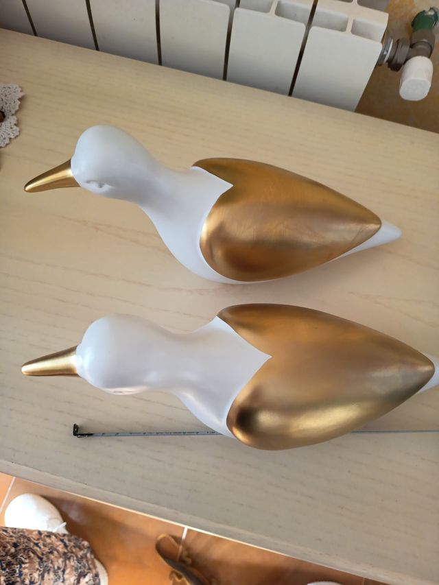 Palomas decorativas blancas y doradas