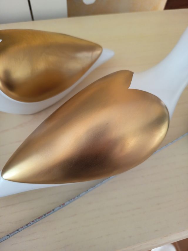 Palomas decorativas blancas y doradas