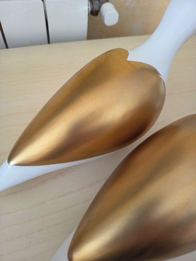 Palomas decorativas blancas y doradas