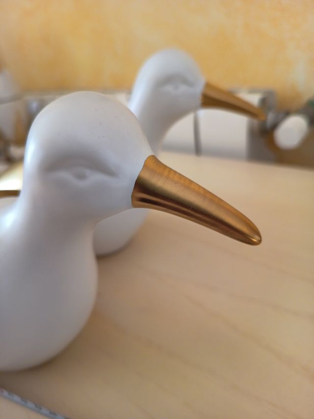 Palomas decorativas blancas y doradas