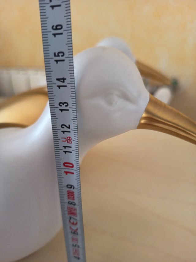 Palomas decorativas blancas y doradas